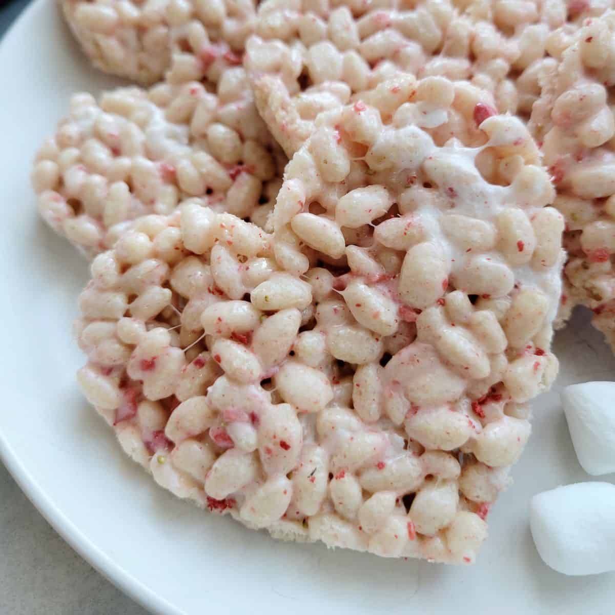 gluten-free strawberry rice crispy treats usng freeze dried strawberries