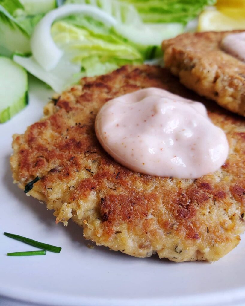 Keto Friendly Salmon Cakes With Garlic Aioli / Easy Salmon ...